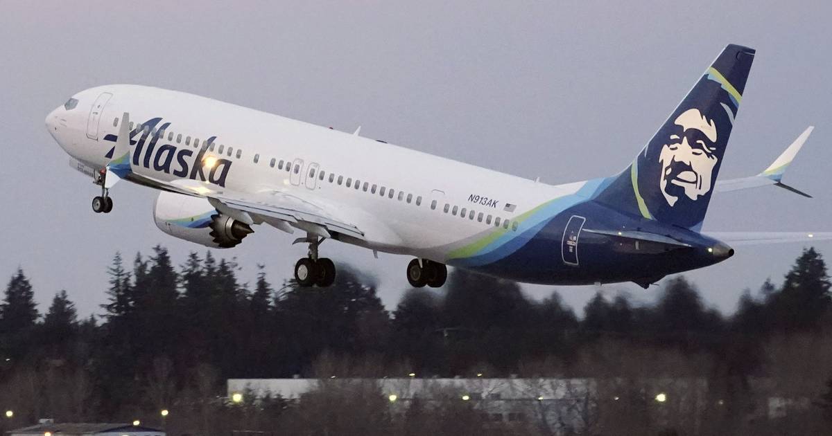 Nachdem Flugzeuge von Alaska Airlines beim Start in Seattle die Landebahn erreicht haben, beeilen sie sich, den Stecker zu ziehen.