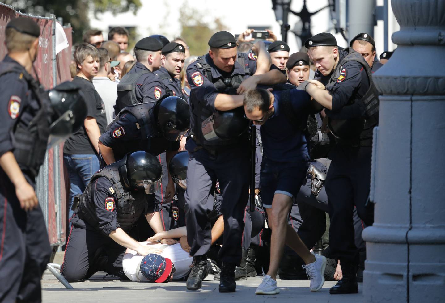 Митинг полицейских. Разгон демонстрантов в Москве. Задержание полицейского.