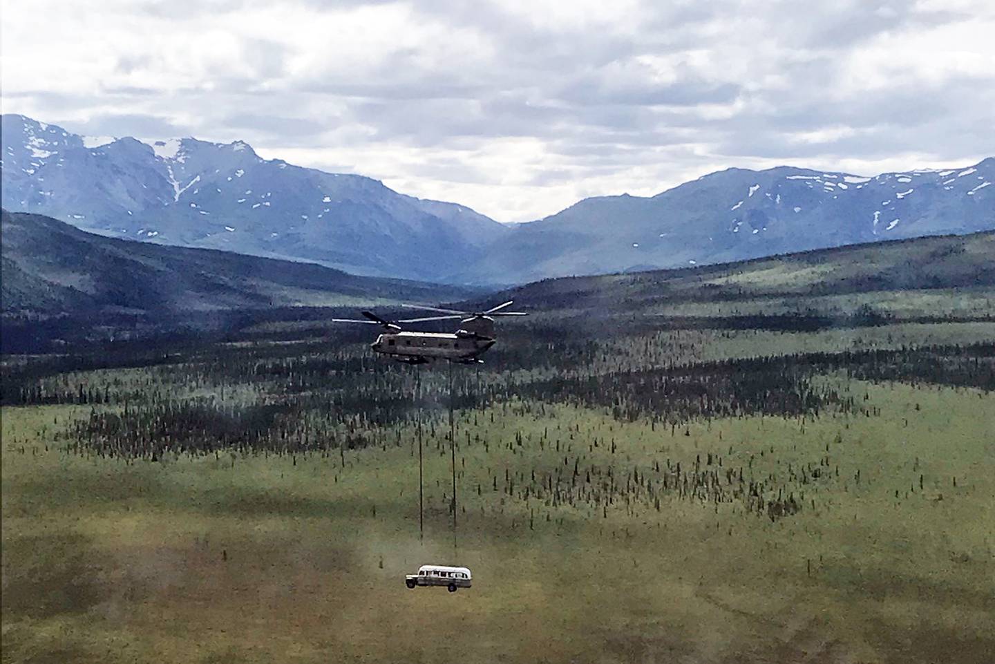 Alaska National Guard airlifts ÒInto the WildÓ bus from Stampede Trail