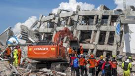 Indonesia quake toll jumps as survivors grow more desperate 