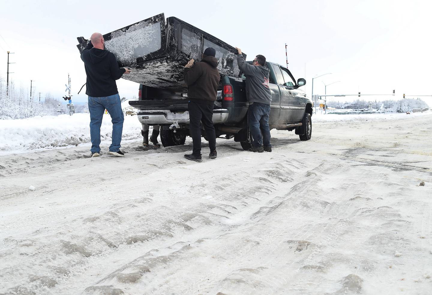 Las cuadrillas trabajan para despejar las carreteras de Anchorage mientras otra tormenta se prepara para traer más nieve