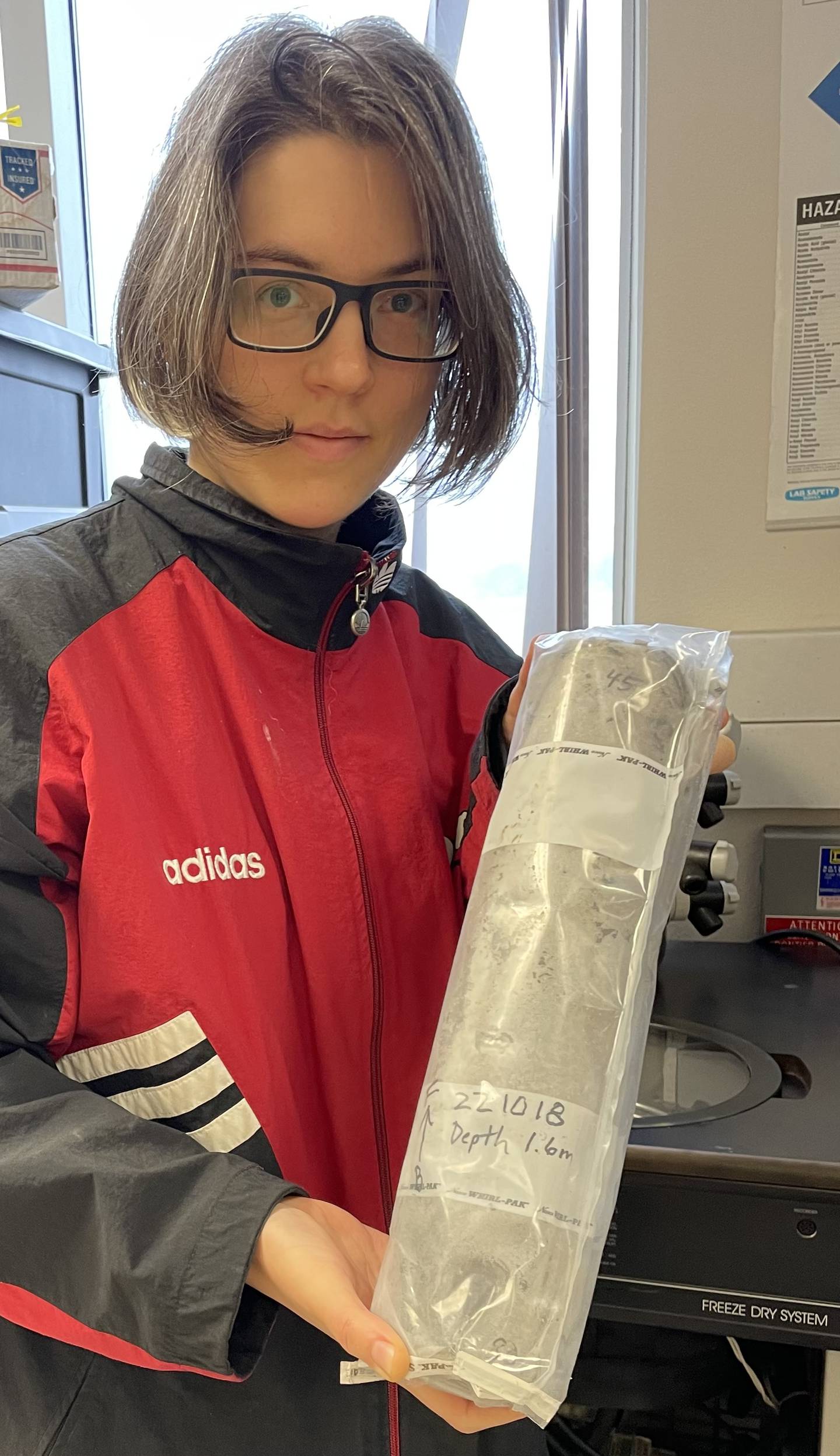 日本の慶應義塾大学のJosephine Galiponが凍った土壌シリンダーを持っています。
