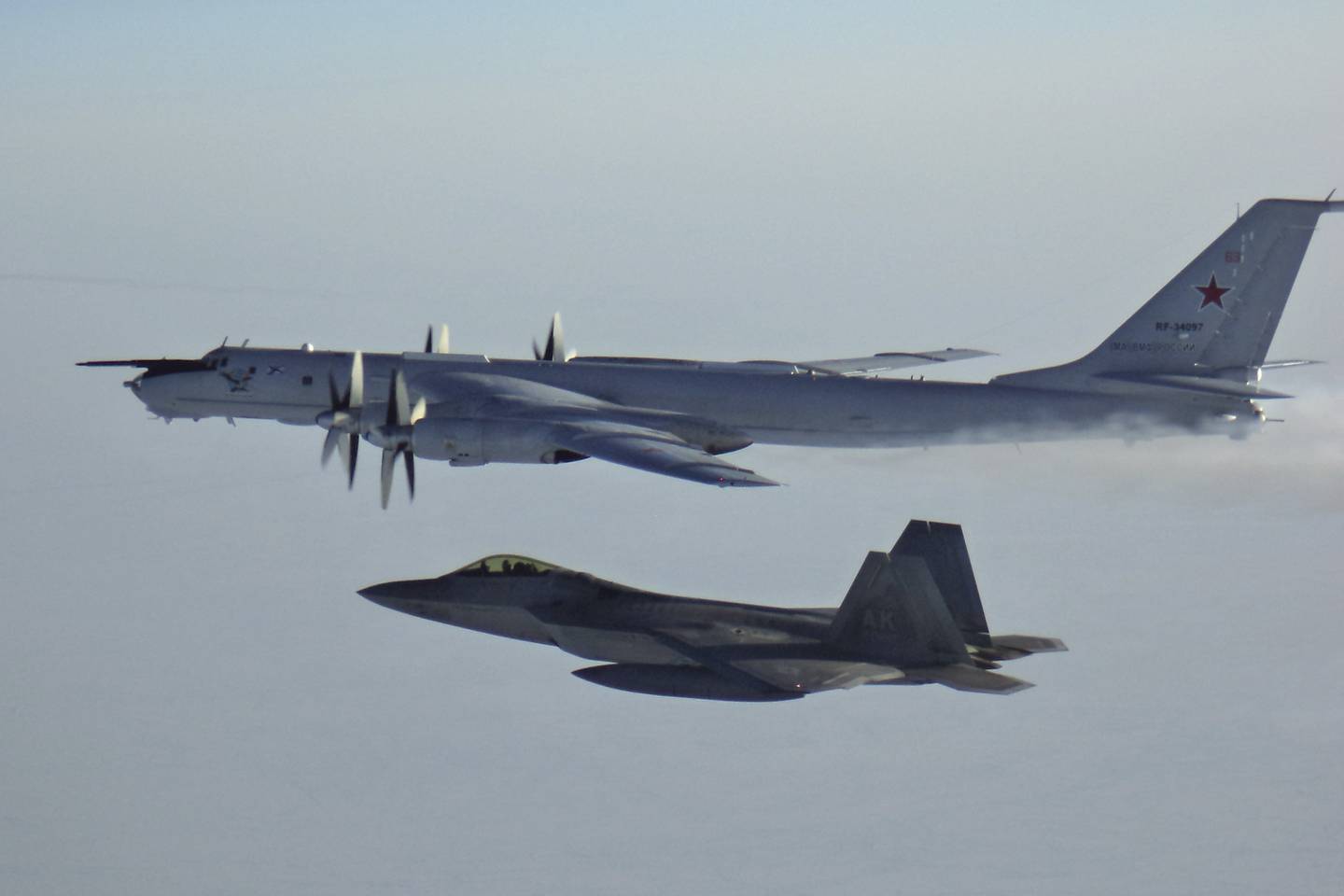 NORAD rastrea aviones rusos que ingresan a la zona de defensa de Alaska