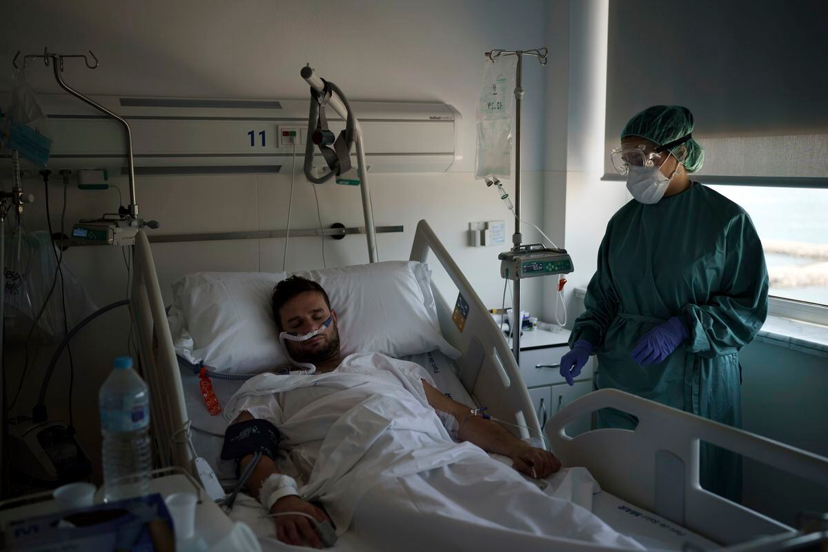 Una nueva ola de virus envía a pacientes jóvenes a los hospitales de España