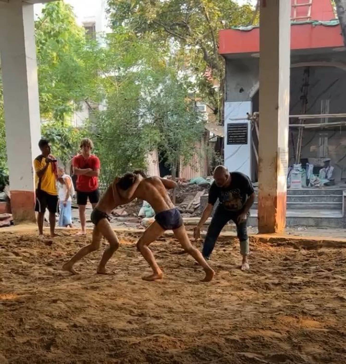 Jacob Morris lucha al viejo estilo Koshti durante una sesión de entrenamiento en India en el verano de 2022