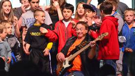 Actor Sinise and band perform for Alaska military families