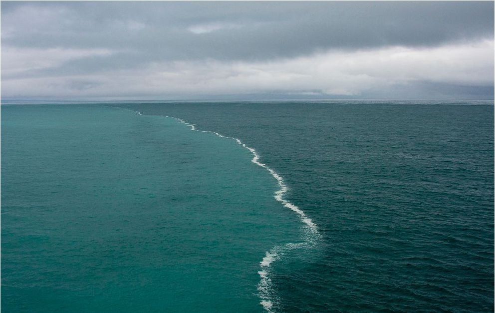 Oceani divisi da barriere invisibili sulla terra piatta